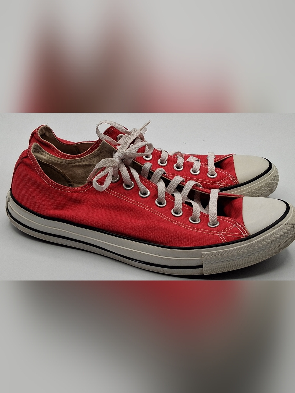 Unisex Concerse Chuck Taylor All Stars. Men 9.5 & Women 11.5. Red.